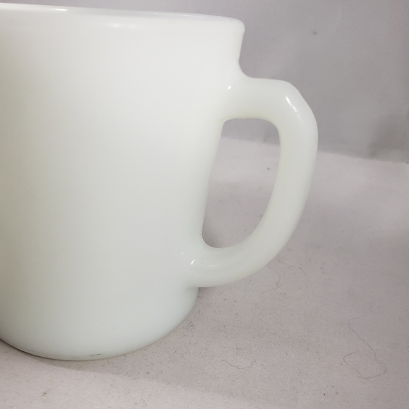 Pair of Anchor Hocking 'D Handle' Milk Glass Mugs Style 1212 - Picture 6 of 10